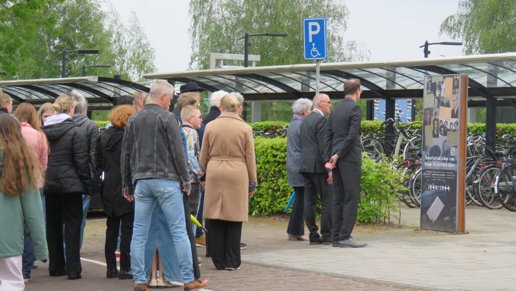 Stilstaan bij de herinneringen aan de Jodentreinen die Hoogezand passeerden.