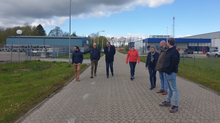 Eltjo Dijkhuis met ondernemers op Edama. Foto: Gemeente Het Hogeland. 