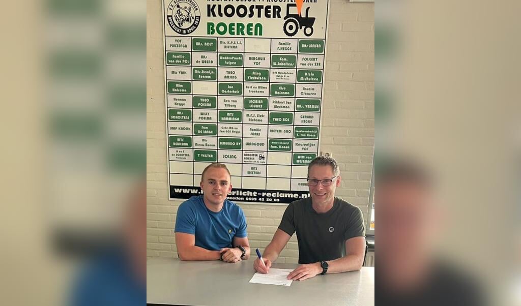 Willem Kluin (rechts) tekent het contract. Voorzitter Olger Jonker is blij.