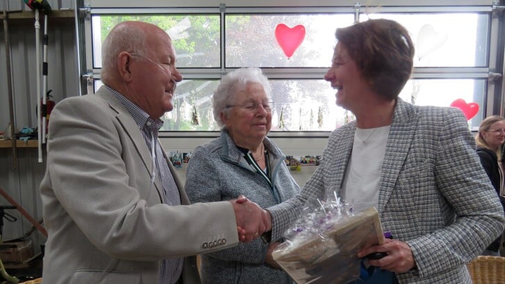 Het jubilerende echtpaar Guichelaar ontvangt de felicitaties van wethouder Annemiek Hoesen voor hun 60e trouwdag. 