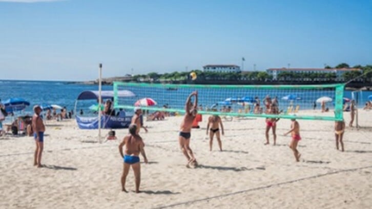 De parkeerplaats achter de sporthal van Westerbork wordt op 2 juni omgetoverd tot het strand van de Copacabana, tijdens de Open Westerborker beachvolleybal kampioenschappen.