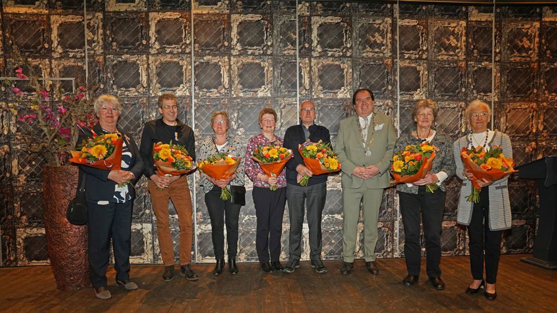 De gedecoreerde inwoners van Tynaarlo met burgemeester Thijsen. (foto: Johan Wolfard) 
