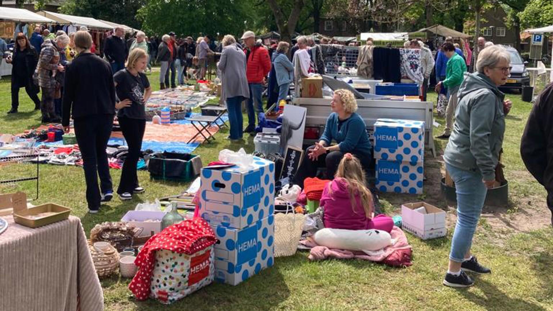 Een sfeerimpressie van de vlooienmarkt tijdens de vorige Hemelvaartsmarkt in Westerbork.