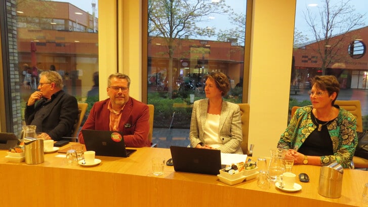Het nieuwe college van wethouders met van links naar rechts Markus Ploeger, Evert Offereins, Annemiek Hoesen en Erianne van der Burg. 