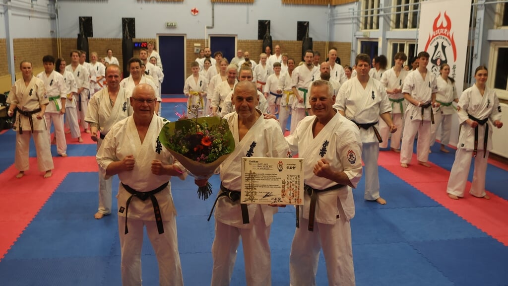 Sensei Freek van der Kooi geflankeerd door Sempai Ernst Oldenhof (links) en Shinan Lammert Meinema. Foto: Ronnie Afman. 