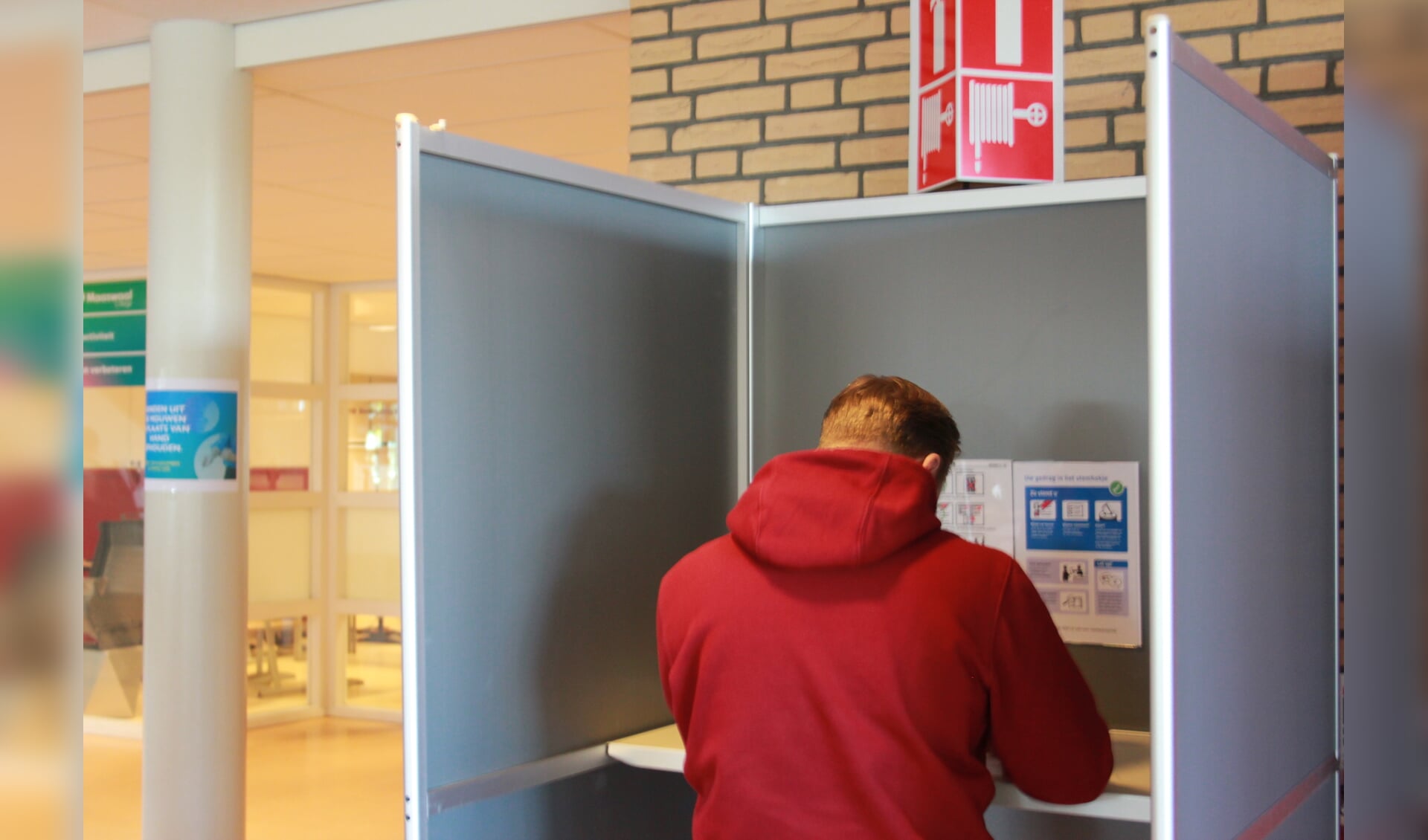 Een leerling brengt zijn stem uit