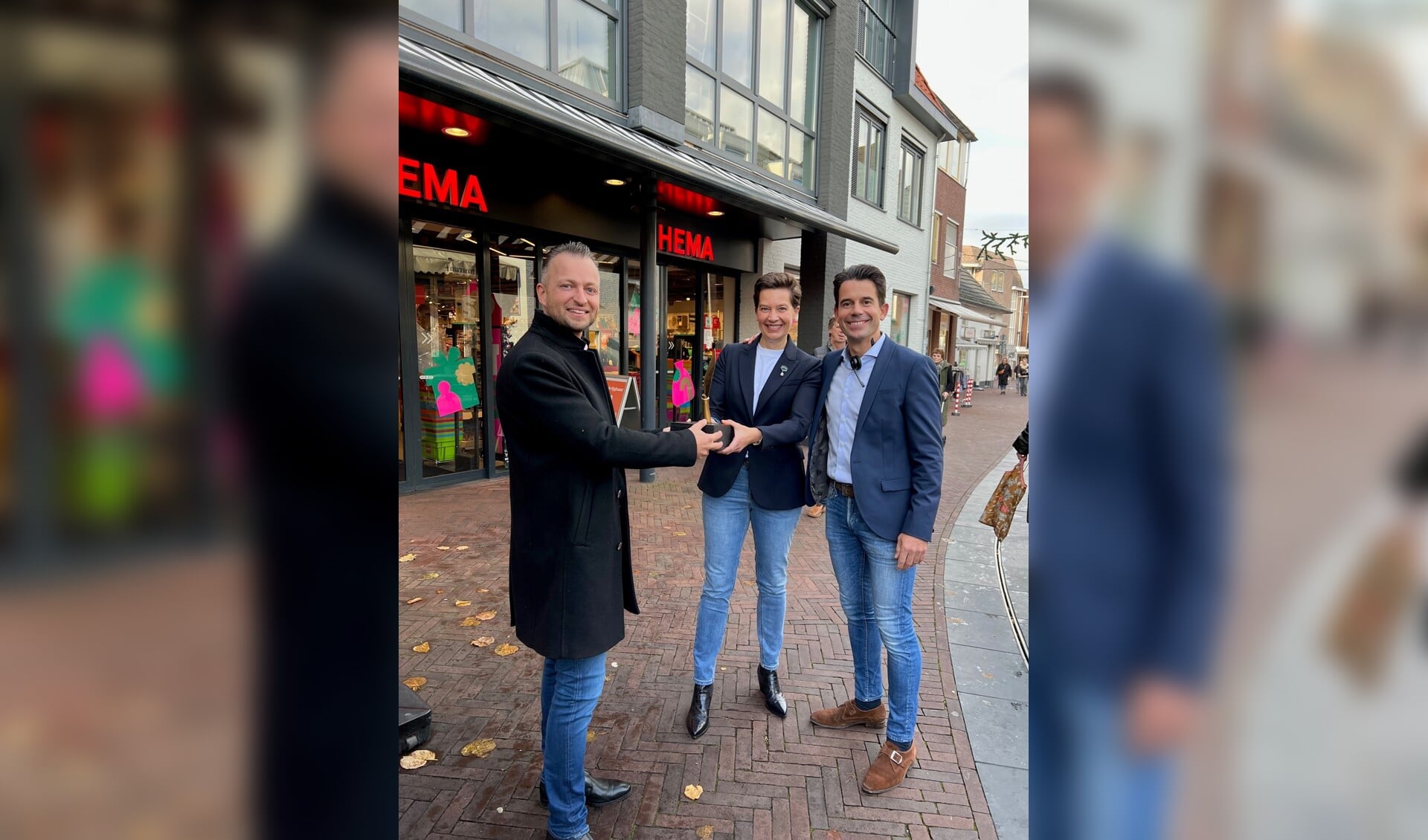Martijn Derks reikt de Gouden Schep uit aan Steffie en Rolf