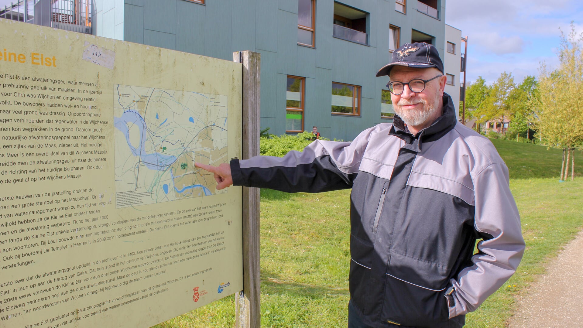 Dick Vogelzang bij het informatiebord over de Kleine Elst aan de Buizerdstraat