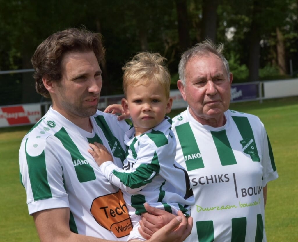 Nicky van de Groes met zijn zoontje, rechts Martien van den Hoogen