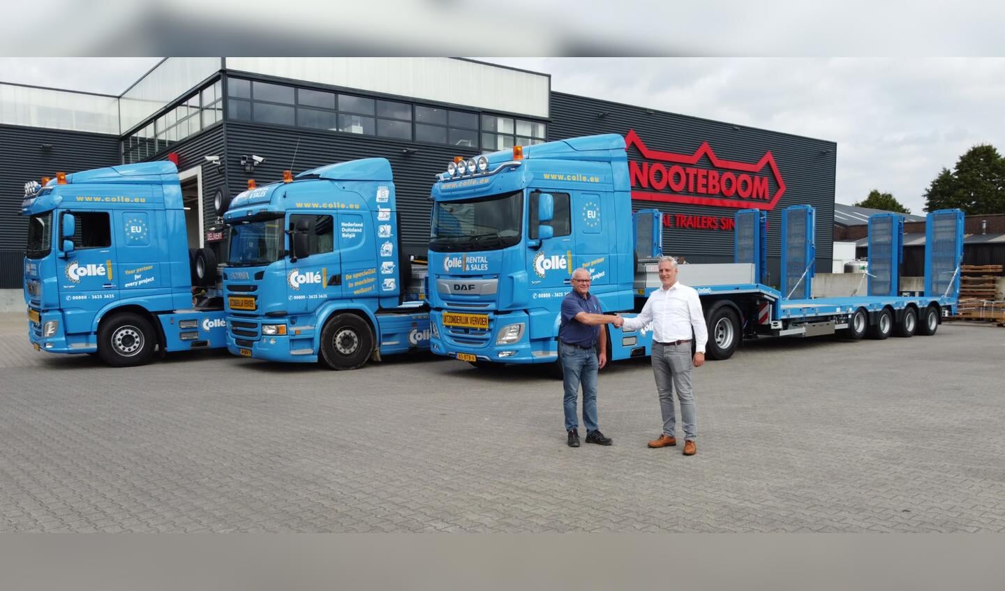 |Remy Bergenhuizen (links op foto), wagenpark beheerder bij Collé Rental & Sales neemt de eerste drie semidiepladers in ontvangst van de in totaal 26 stuks uit handen van Johan Visschers, verkoopadviseur bij Nooteboom Trailers.|