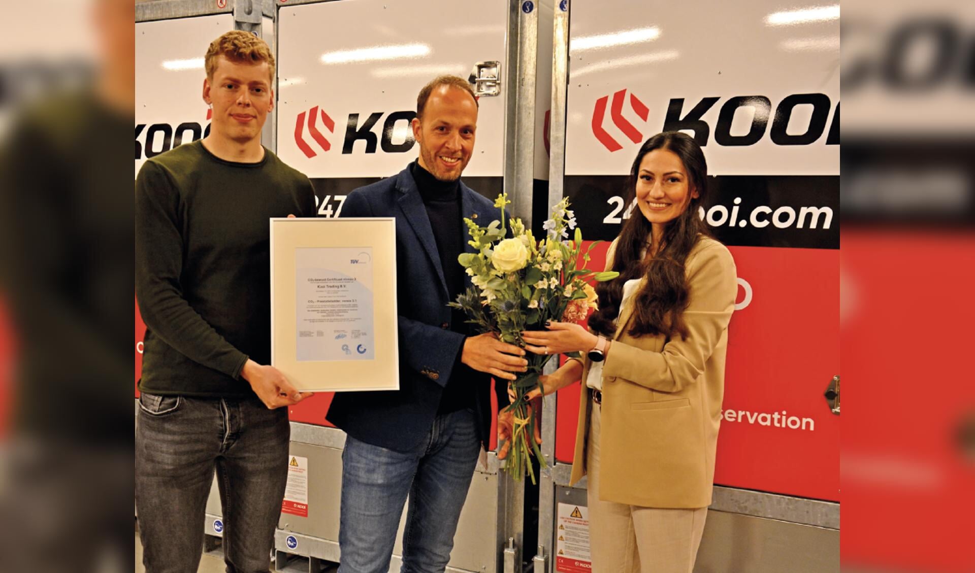 Op de foto: Een trotse Rudmer Sijens (QHSE assistant) met het certificaat, met naast hem Rutger Werkhoven (QHSE Manager) en Ebru Yöndem (TÜV). |
