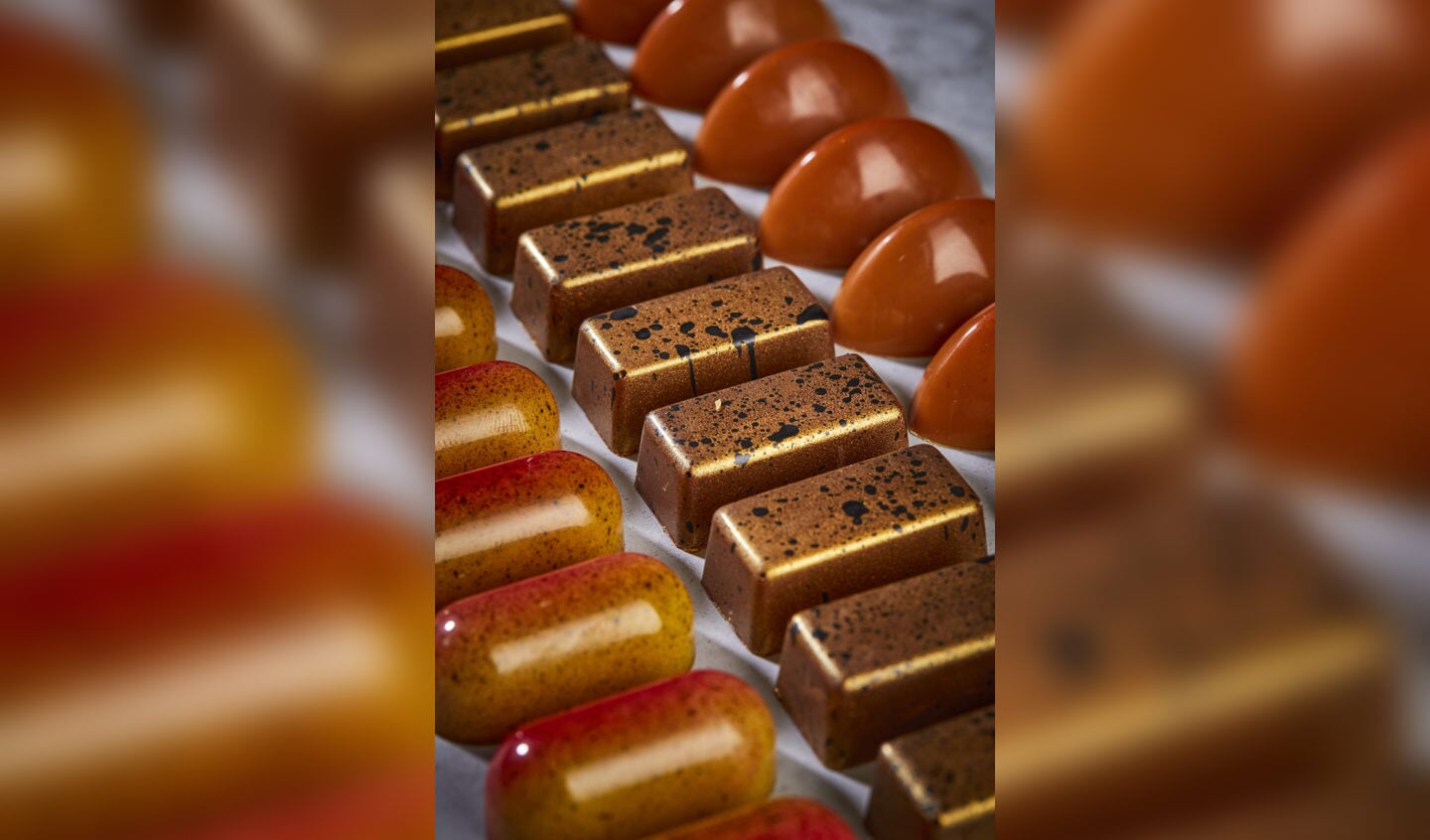 Iiro Heinila, Executive Pastry Chef bij de entree van Pop-up Pastry|Pastry team Hotel Okura Amsterdam|Interieur Pop-up Pastry|apanse bonbons Pop-up Pastry|Taartjes Pop-up Pastry