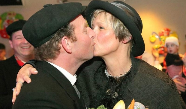 De bruiloft van boer Ad van Duijnhoven met boerin Monique van de Hurk.