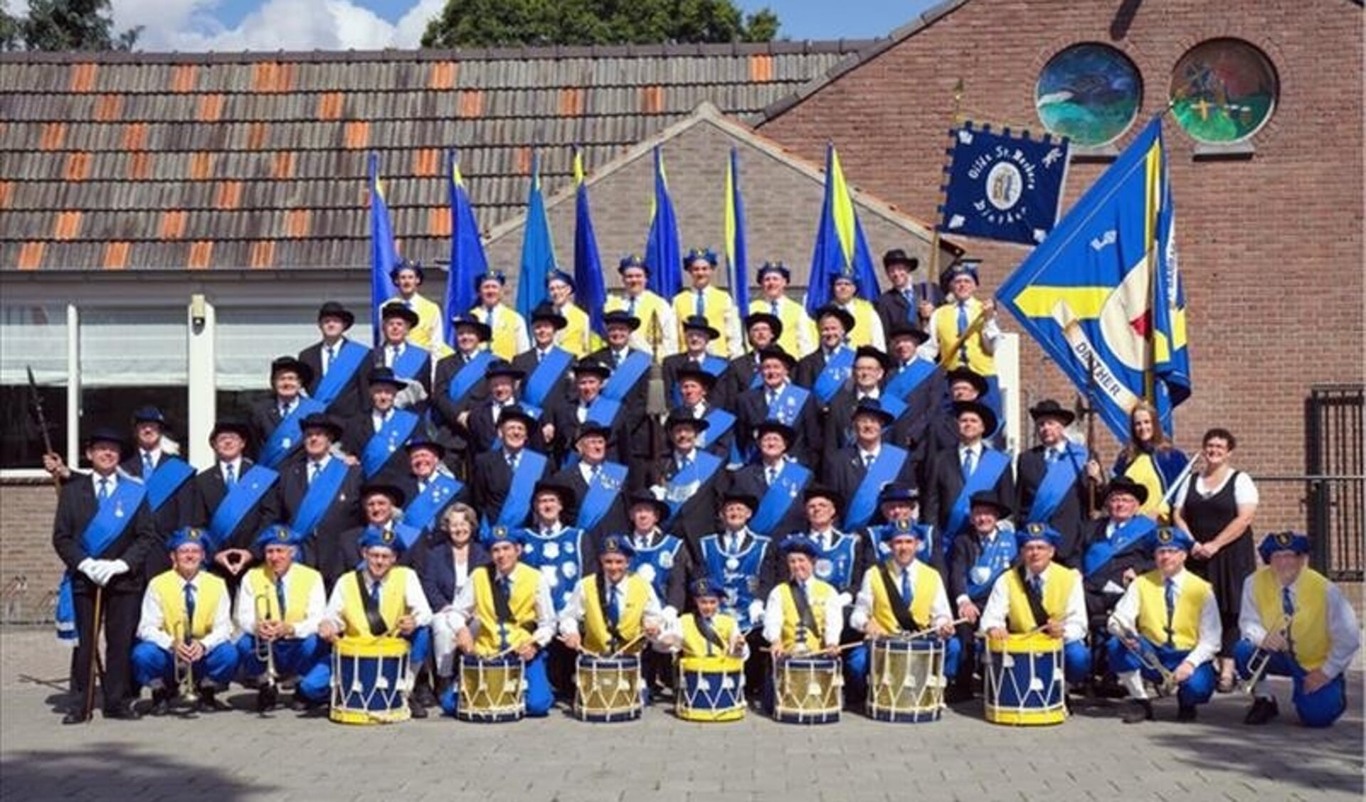 Voettocht met St Barbaragilde naar de Sint Jan