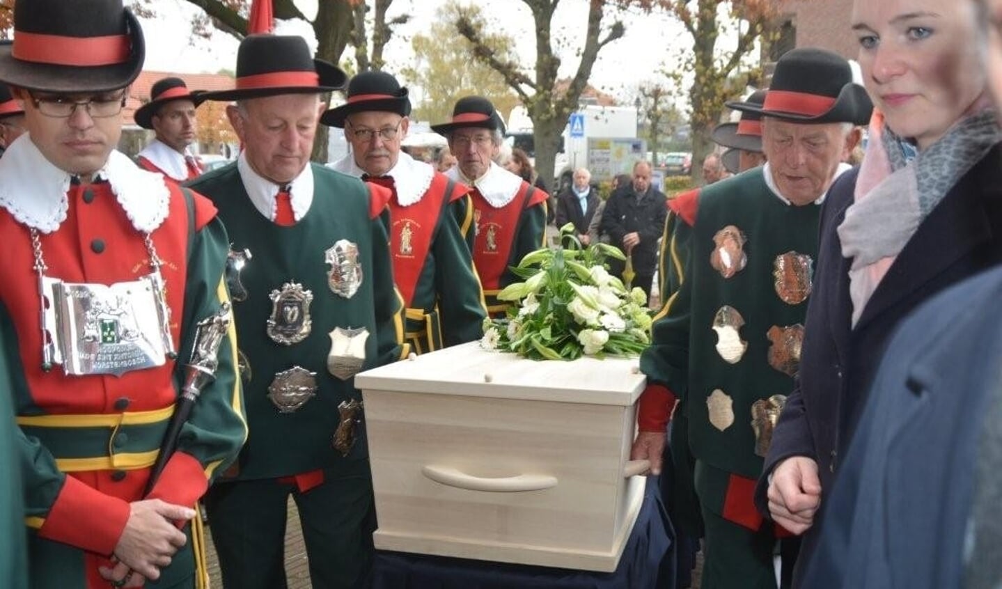 Vorstenbosch - Pastoor Ruud Dekkers in Vorstenbosch begraven