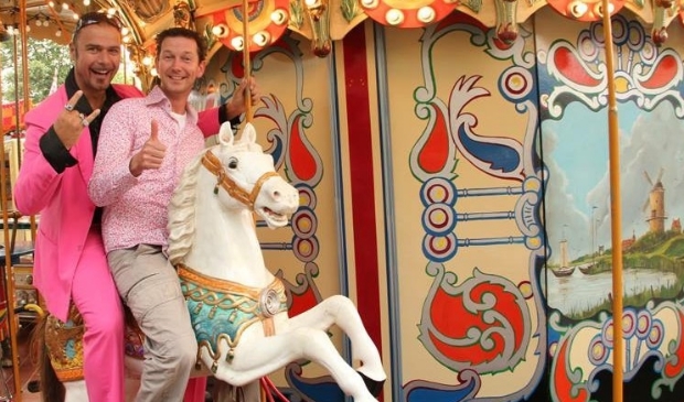 Stichting Carnavalsviering Heesch duikt bij prinsenonthulling de 'HIStorie' in.