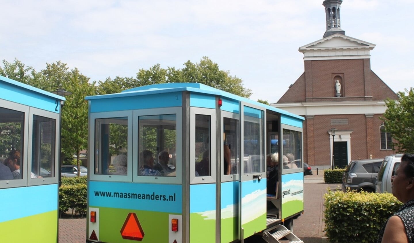 Nistelrode - Rit Maasmeandertrein bewoners en vrijwilligers Laarstede