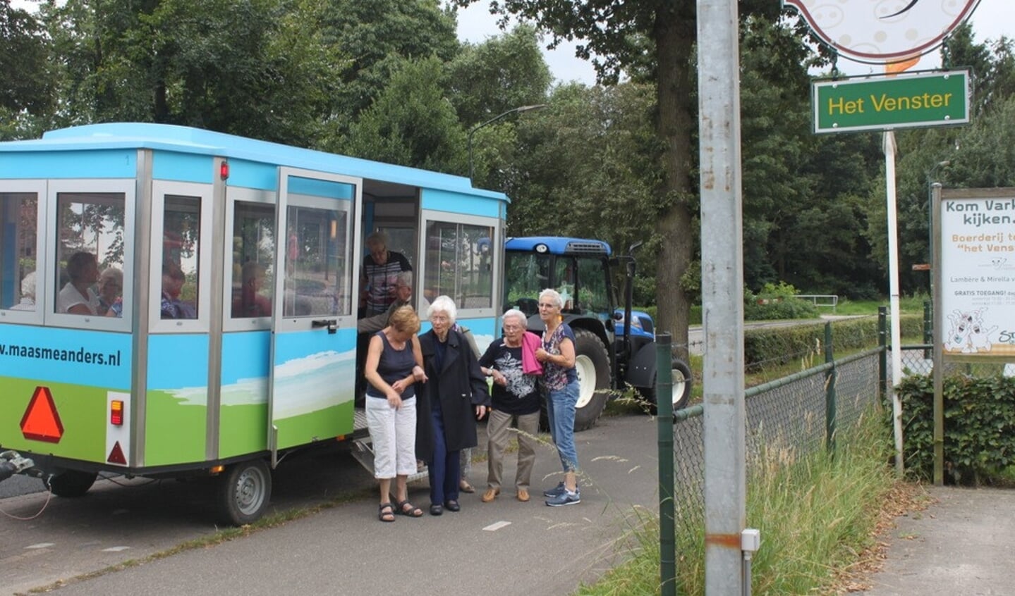 Nistelrode - Rit Maasmeandertrein bewoners en vrijwilligers Laarstede