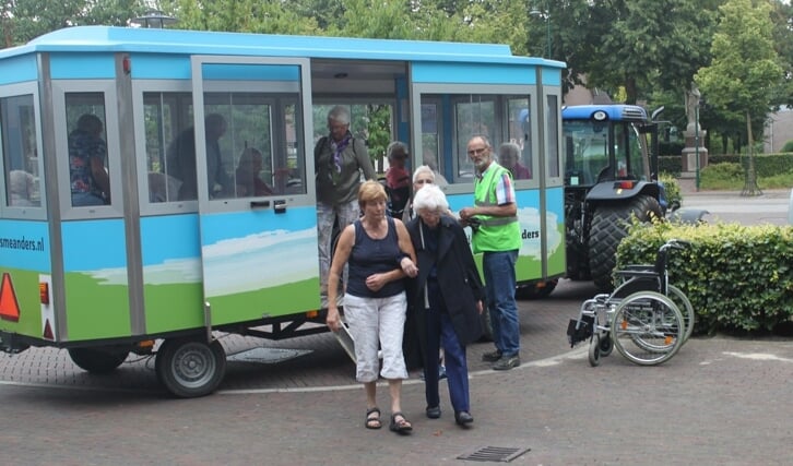 Nistelrode - Rit Maasmeandertrein bewoners en vrijwilligers Laarstede