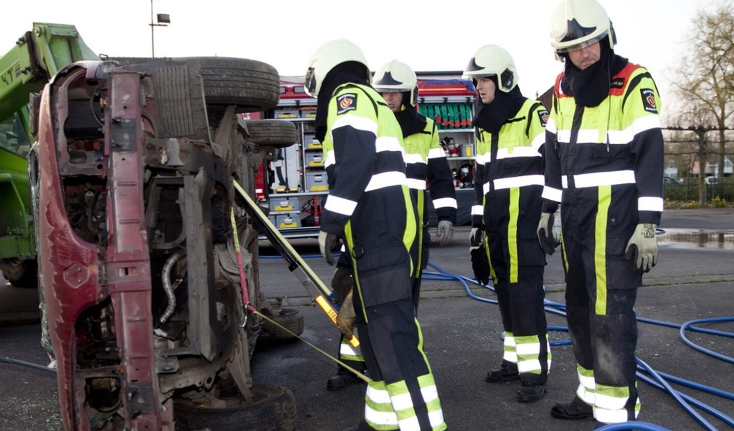 Heesch - OEFENING Brandweer bevrijdt slachtoffert uit de auto 