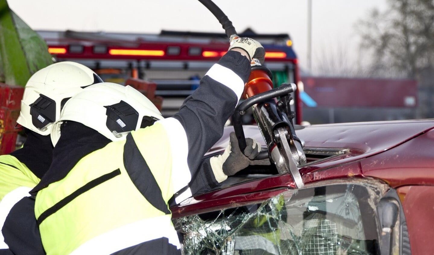 Heesch - OEFENING Brandweer bevrijdt slachtoffert uit de auto 