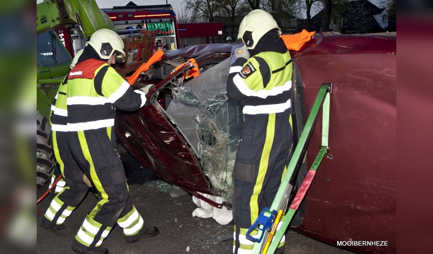 Heesch - OEFENING Brandweer bevrijdt slachtoffert uit de auto 