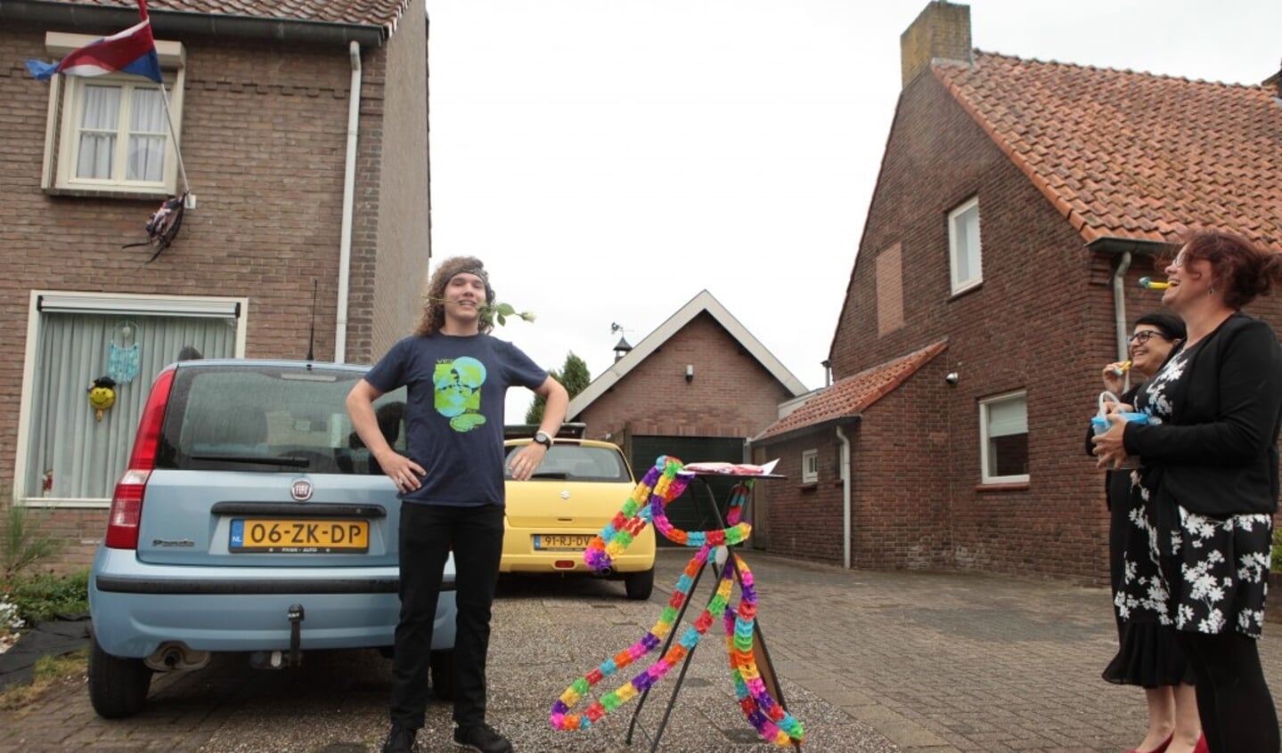 Bernheze - Persoonlijke overhandiging cijferlijst en geslaagde vlag Gymnasium Bernrode