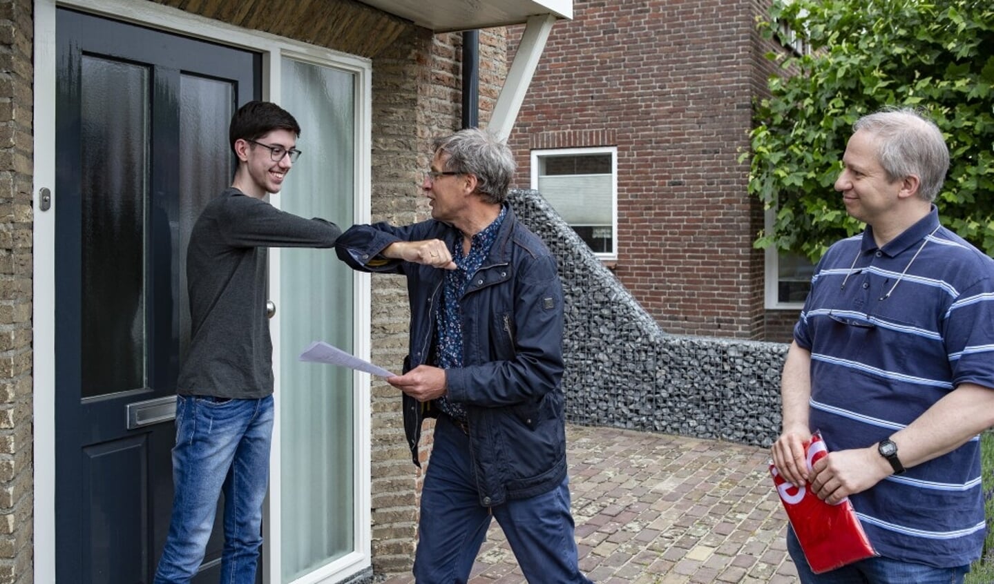 Bernheze - Persoonlijke overhandiging cijferlijst en geslaagde vlag Gymnasium Bernrode