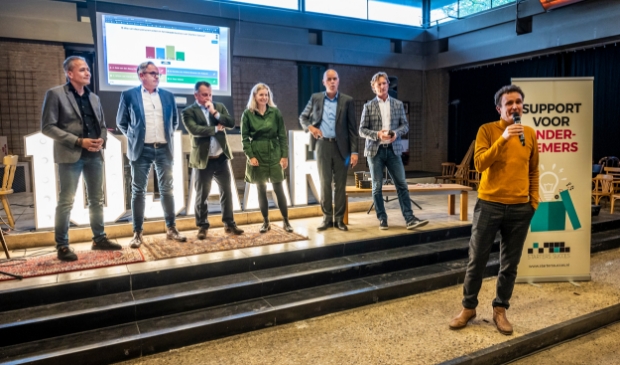 <p>Vlnr: Milton van Haren, Rob van den berg en Theo Vinken (nieuw bestuur), Karin Wagemakers, Peter de Bruin en Joep Kemkens (oud bestuur). Vooraan met microfoon; Jasper van Wordragen<br>Nieuw bestuurslid Marieke van Nuland ontbreekt op de foto.</p>