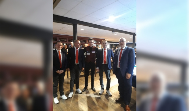 Op de foto van L naar R
Eddy Merckx, Raimond Burgman, Raymund Swertz, Jean van Erp en teamleider Jan van de Vorle