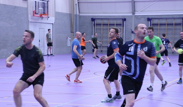 <p><em>De allereerste training van de Old Stars, enkele weken geleden, met onder anderen Dick van den Hengel (links), de broers Verhoeven (beiden Dynamico-tenue) en Arian Ouwens (groen shirt).</em> </p>