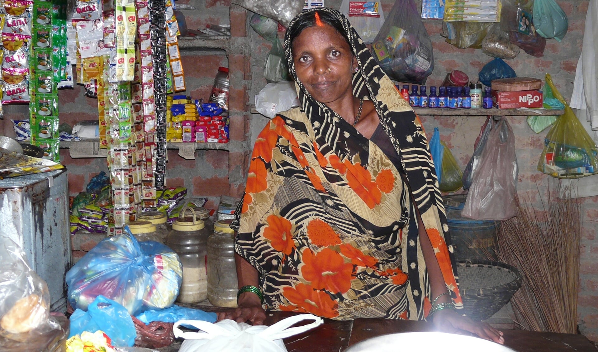 Vrouw op het platteland van Japalpur India met haar eigen winkeltje.