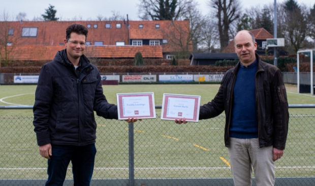 <p>Freddy Lennings en Camiel Aarts benoemd tot 'Lid van Verdienste' bij HDL Hockeyclub.</p>