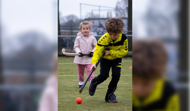 Kabouterhockey; speels hockeyen voor jongens en meisjes.