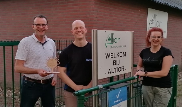 Francis - voorzitter Altior - heeft het aandenken ontvangen van Mark en Danny van BC Argus.