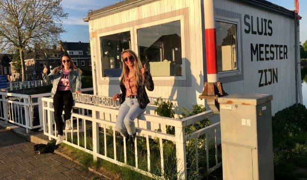 <p>Renée en Brendy bij het sluismeesterhuisje </p>