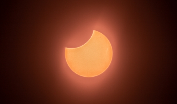 <p><em>De eclips is maximaal</em> </p>