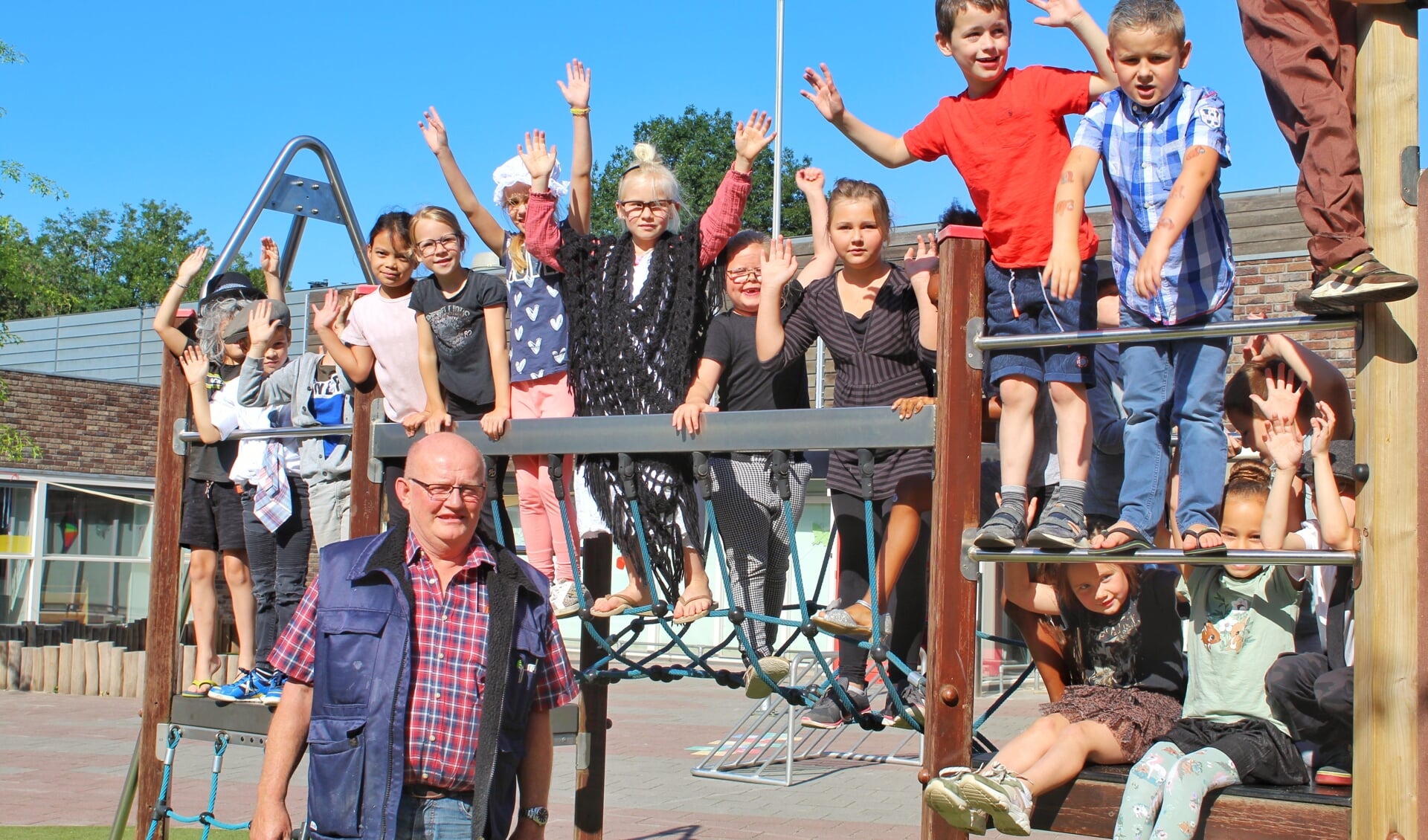 Henk tussen de kinderen van groep 3 van BS 't Maxend in Nistelrode 