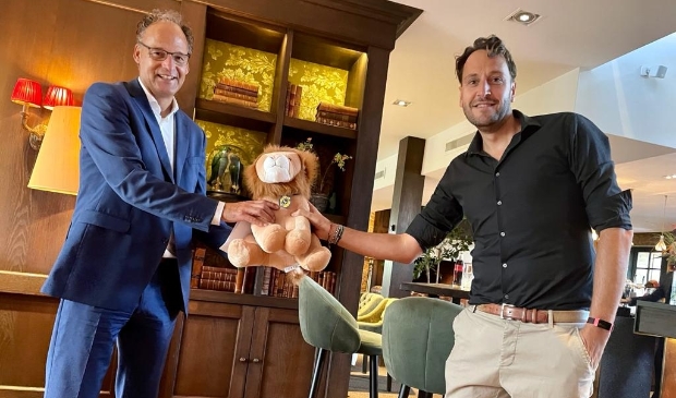 Marcel Arts (The Duke) ontvangt de Lion uit handen van Lions President Sjon Reijers