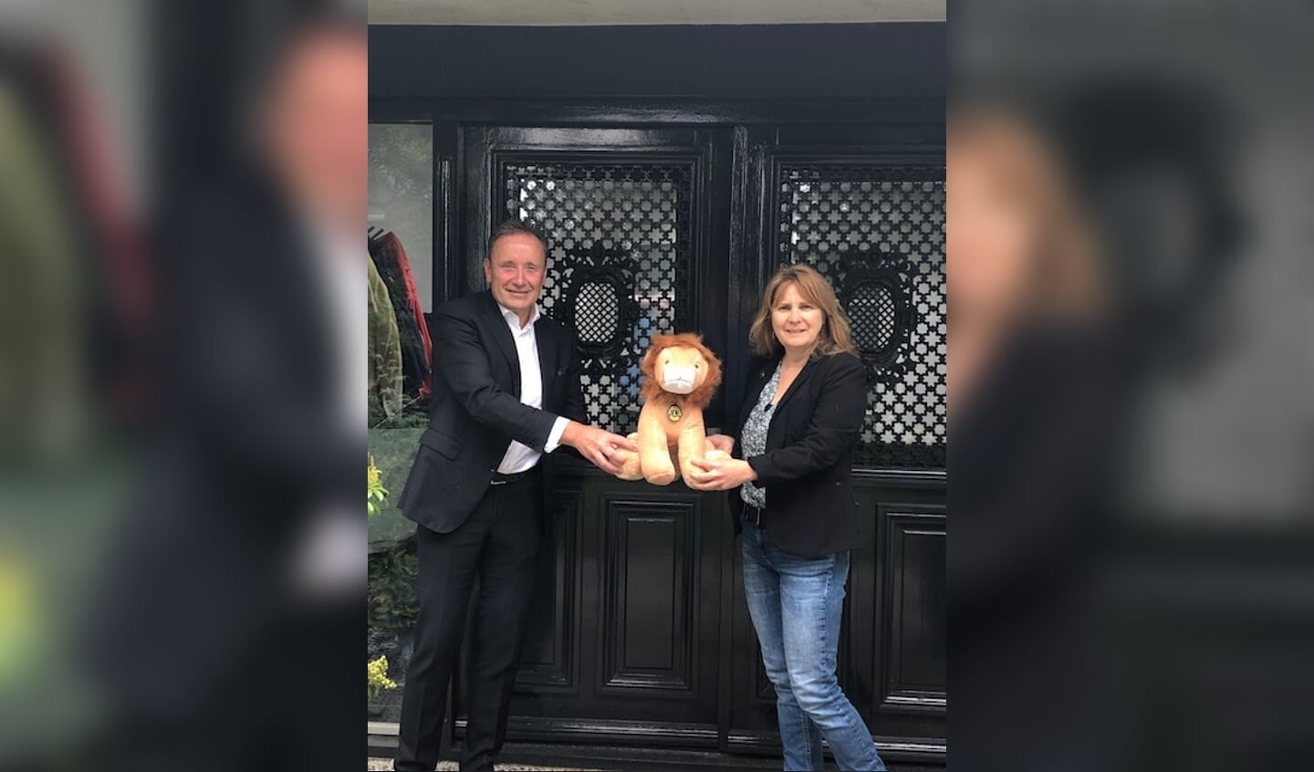Wim Bens overrhangt de Lion aan Burgemeester Marieke Moorman