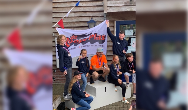<p>Vanaf links; Wessel van der Wijst, (zittend) Neve Sleegers, Dalí van Gorp, Freek School, Yzze van der Wijst, Teun van den Berg, Robin van Asseldonk </p>