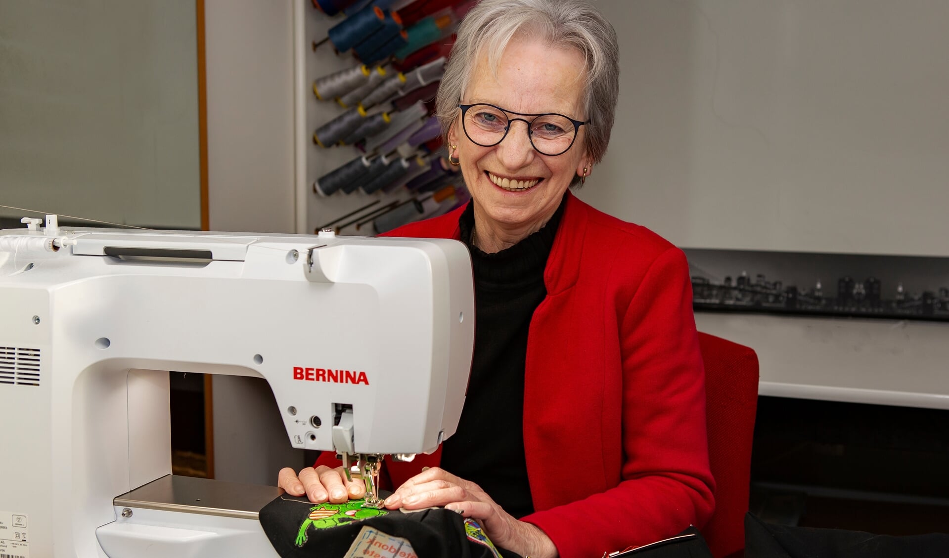 Ellen in haar atelier, achter de naaimachine