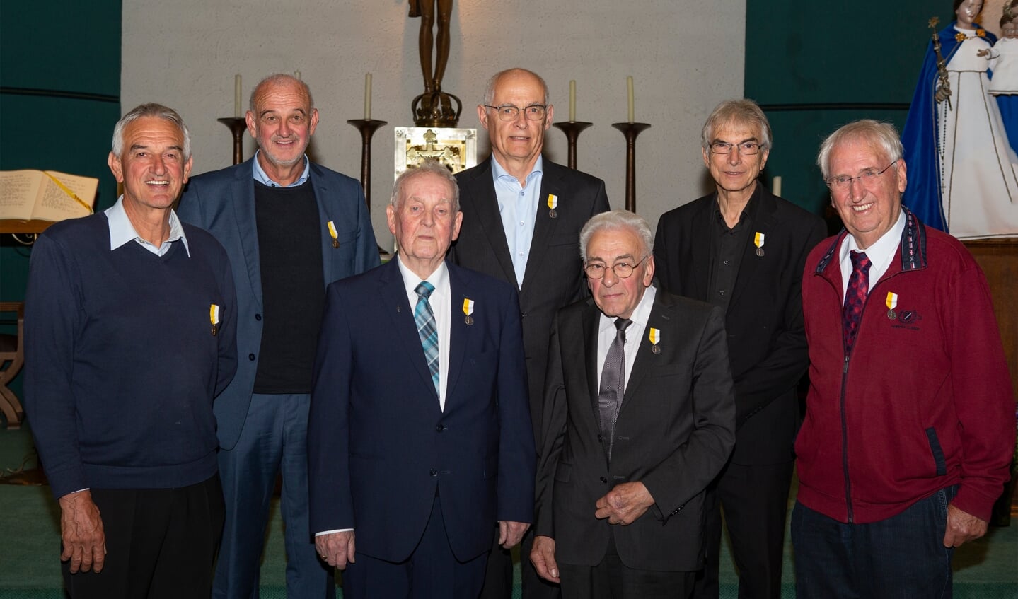 v.l.n.r.: Cor Wijnen, Jo Wijnen (beiden 12,5 jaar), Pieter Minten, Jan de Graaf, Piet van Grunsven, Gerard Bierman, Jan Ploegmakers (allen 25 jaar)
Piet van Grunsven is al 60 jaar lid van div. kerkkoren.
Niet op de foto:
Johan van den Akker (12,5 jr) en Henk van Opstal (25 jr)