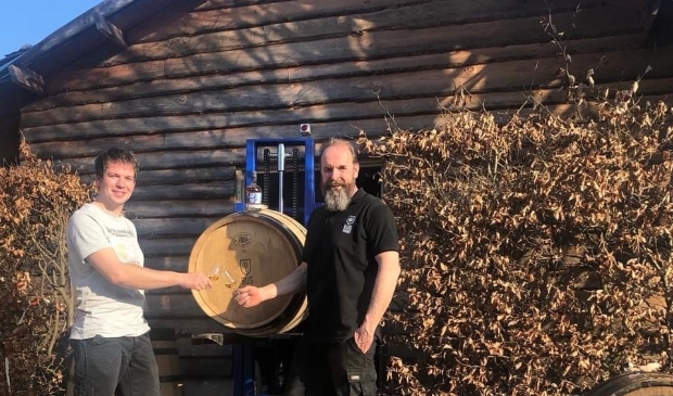 Master distiller Marcel van Roessel en zijn voorganger Rob Ulijn proosten samen op hun teamprestatie