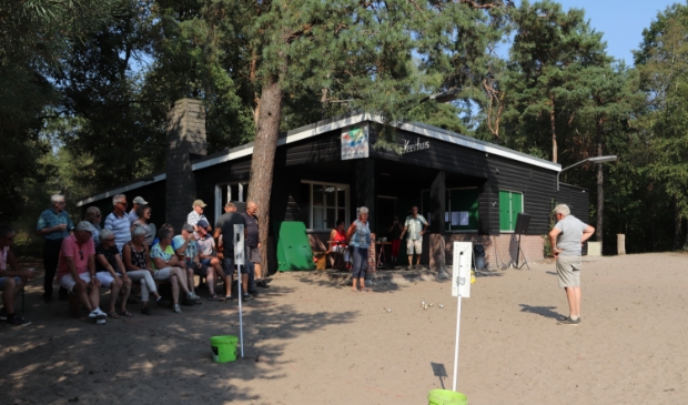De afvallers kijken in de schaduw één van de finalewedstrijden.
Foto van 2019