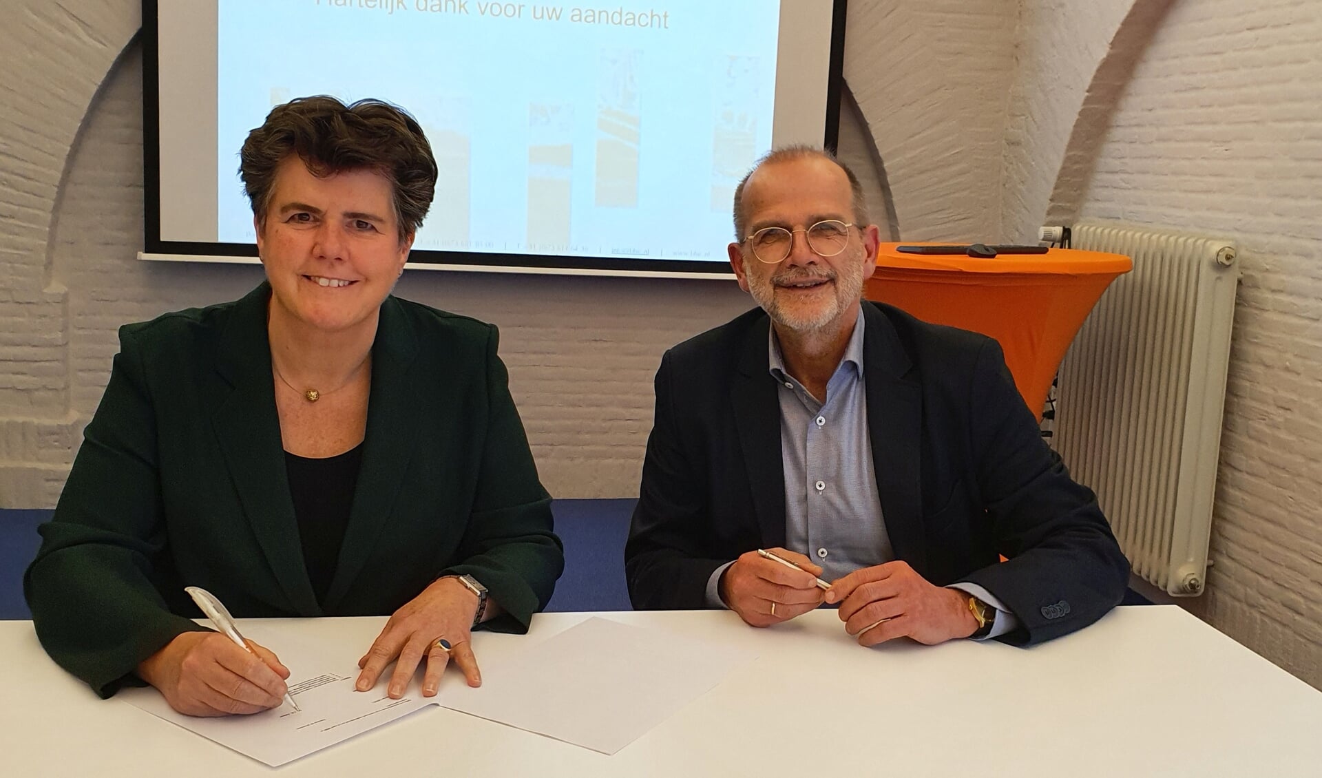 Commissaris van de Koning Ine Adema en directeur Jan Kriek hebben een nieuwe dienstverleningsovereenkomst hebben getekend 
