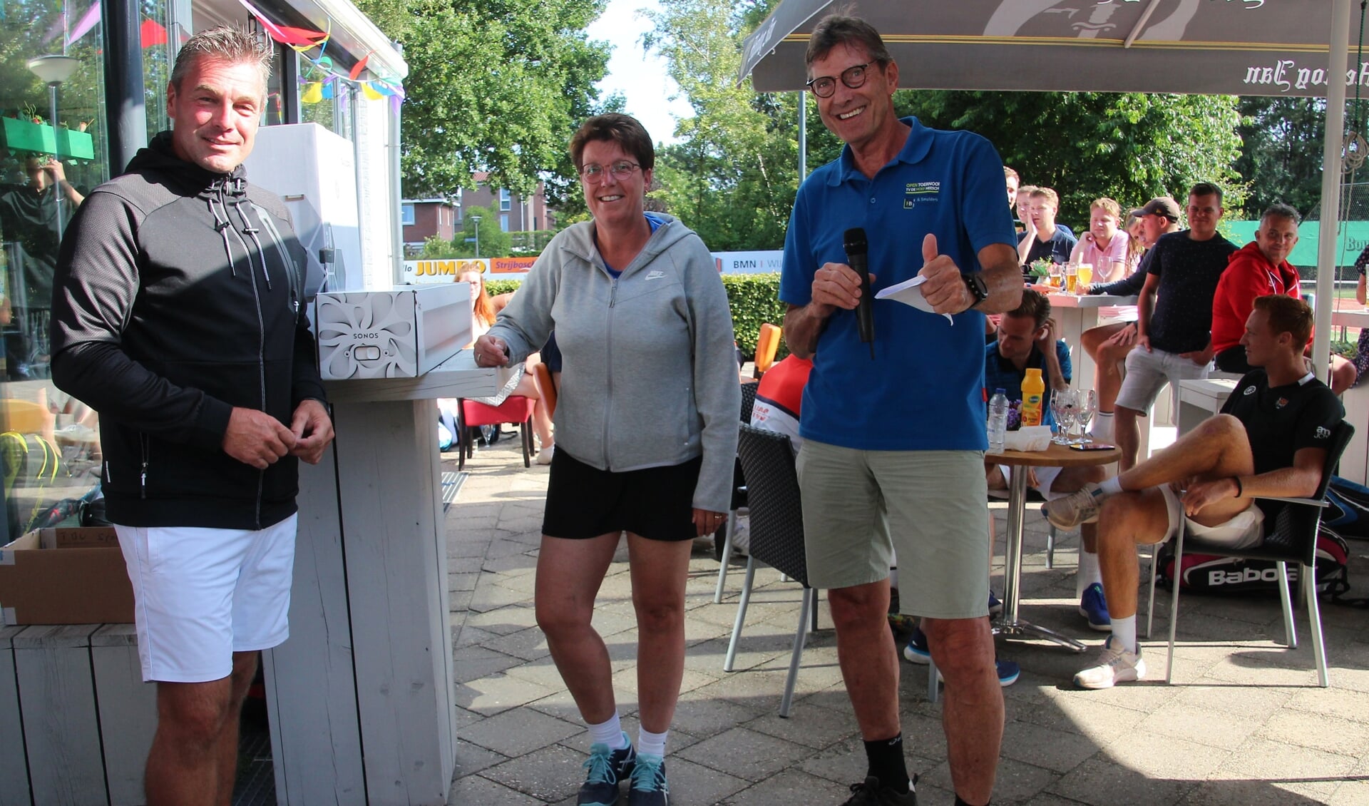  Mark Fransen (sponsor), Ingeborg Smulders (winnares) en Eric Bezemer (voorzitter Toernooicommissie). 