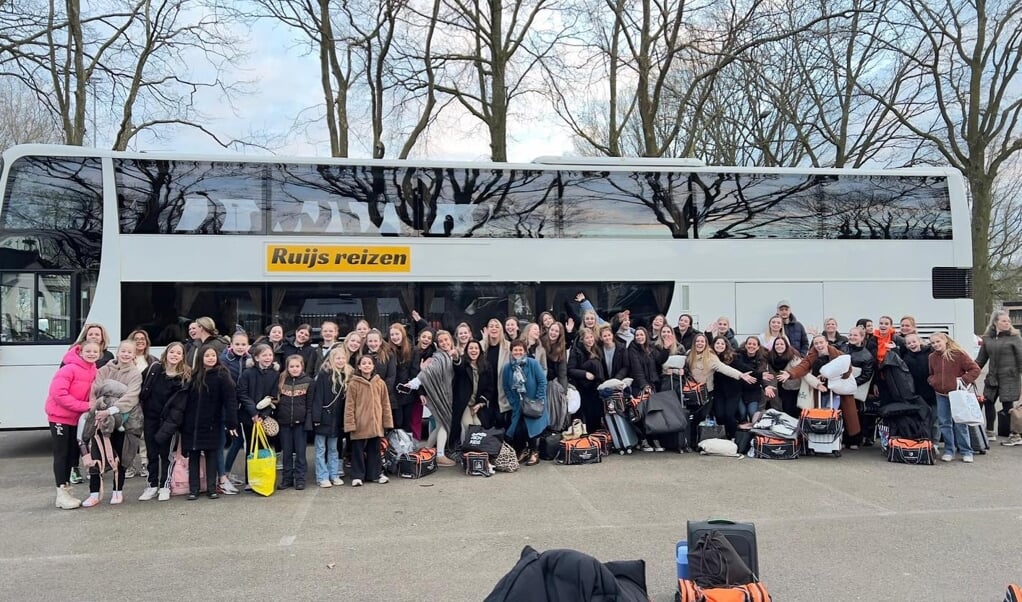 Das Tanzteam Nistelrode mit Fans in Neu Ysenburg