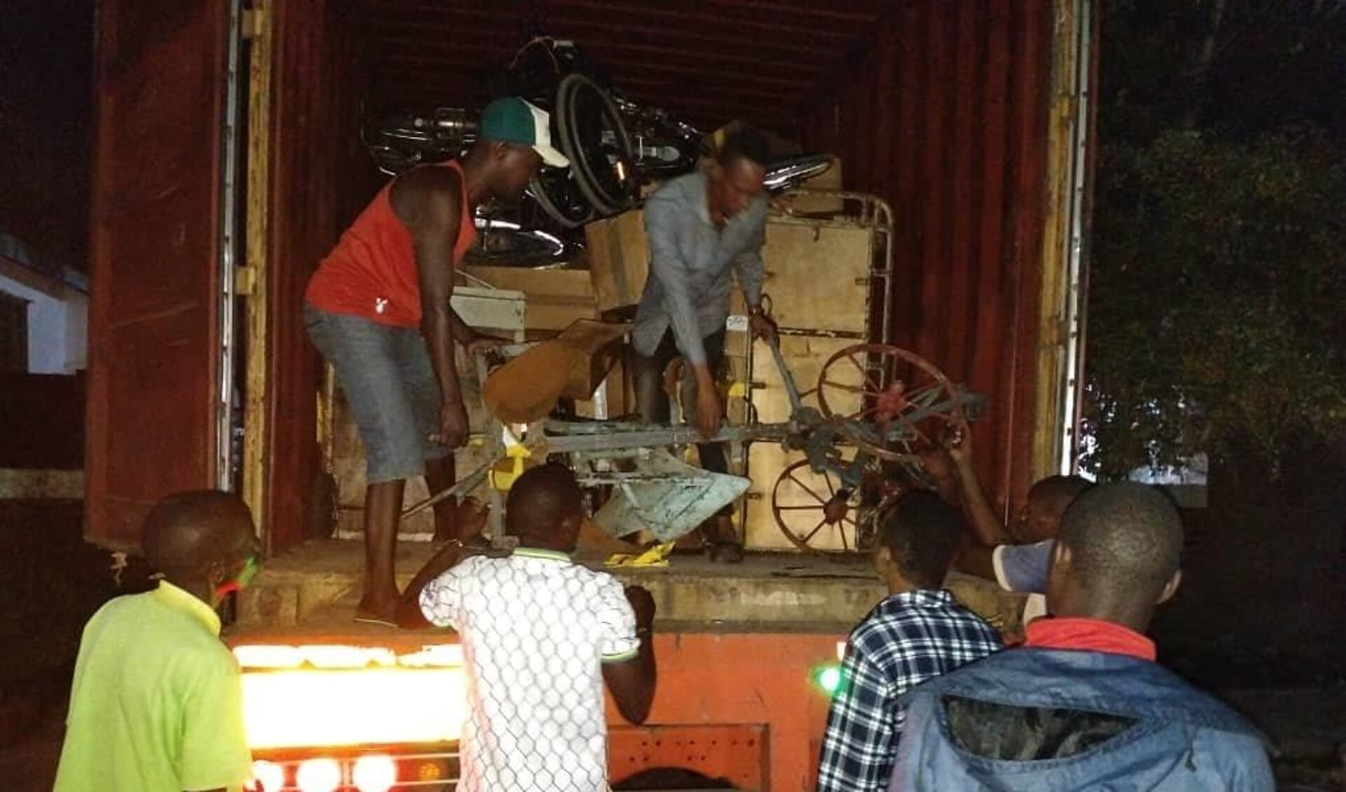 De spullen worden uitgeladen in Tanzania
