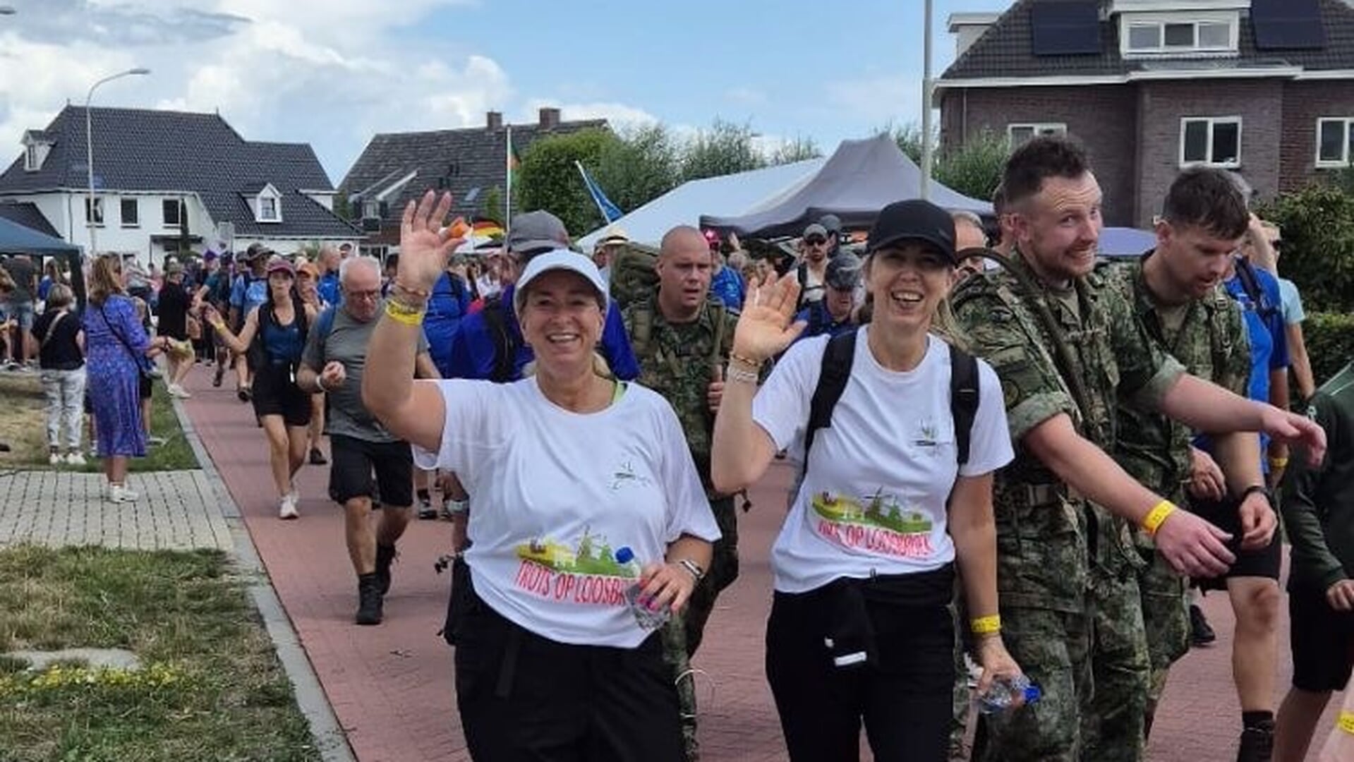 Marion en vriendin Bianca beide uit Loosbroek lopen vol trots de Nijmeegse 4Daagse in het t shirt van Loosbroek. 